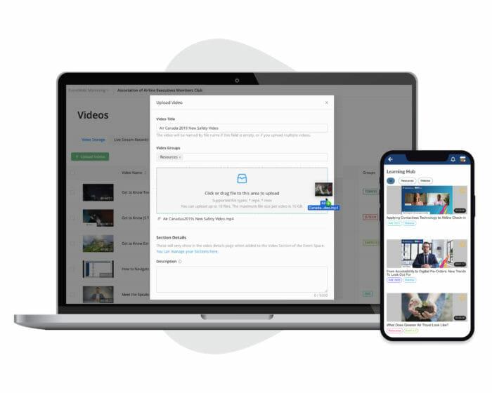 Ein Smartphone, das eine Event-App bzw. Mediathek namens „Learning Hub“ zeigt; zudem ein Laptop, auf dem gerade ein Video in den Experience Manager hochgeladen wird.