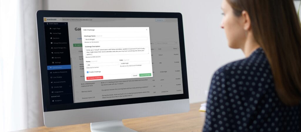 Eventplanerin, die einen Programmpunkt für ihre Veranstaltung in EventMobi anlegt.