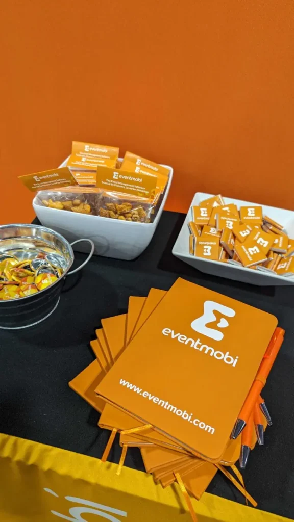 Goodies mit EventMobi-Branding im Lounge-Bereich einer Veranstaltung.