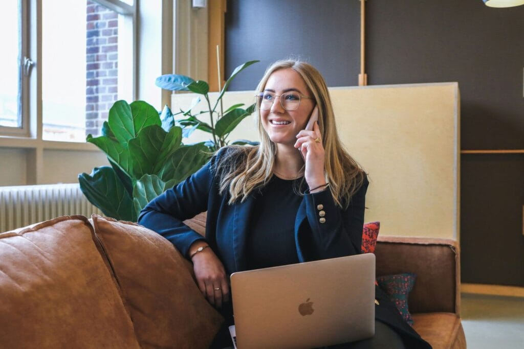 Frau telefoniert mit potenziellem Sponsor. Foto von Magnet.me auf Unsplash